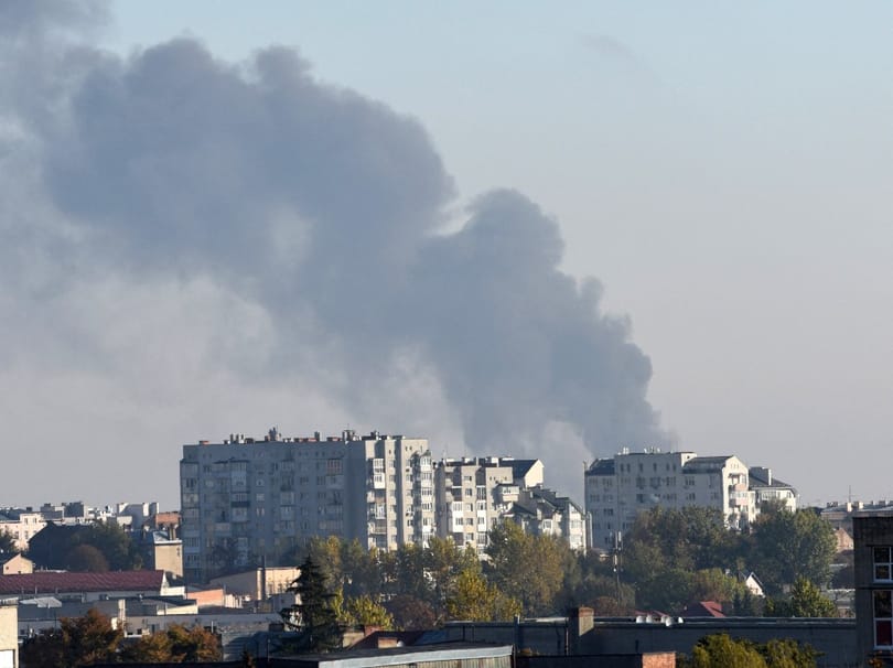 Már tíz halottja és hatvan sebesültje van a hétfői kijevi rakétacsapásoknak