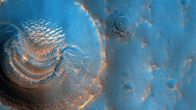 Furcsa alakzatokat találtak a Mars krátereiben