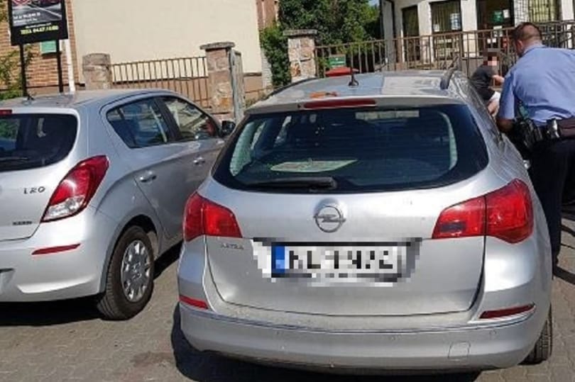 Rázáródott az autó a másfél éves kislányra, egy rendőrnek kellett kiszabadítani