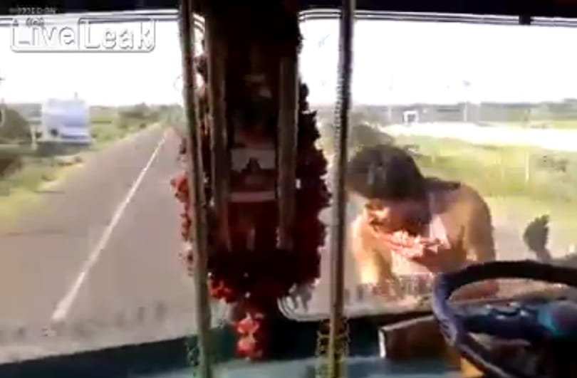 Íme, a világ legőrültebb kamionsofőrje – videó