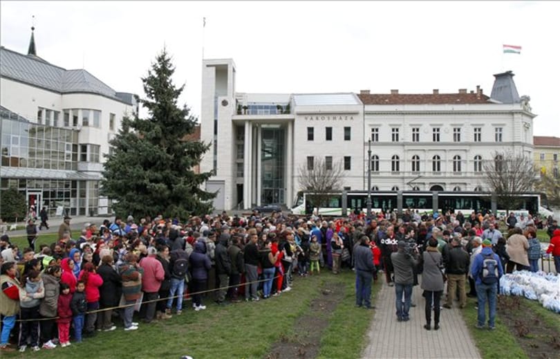 Mégis volt ételosztás Miskolcon, több százan álltak sorba