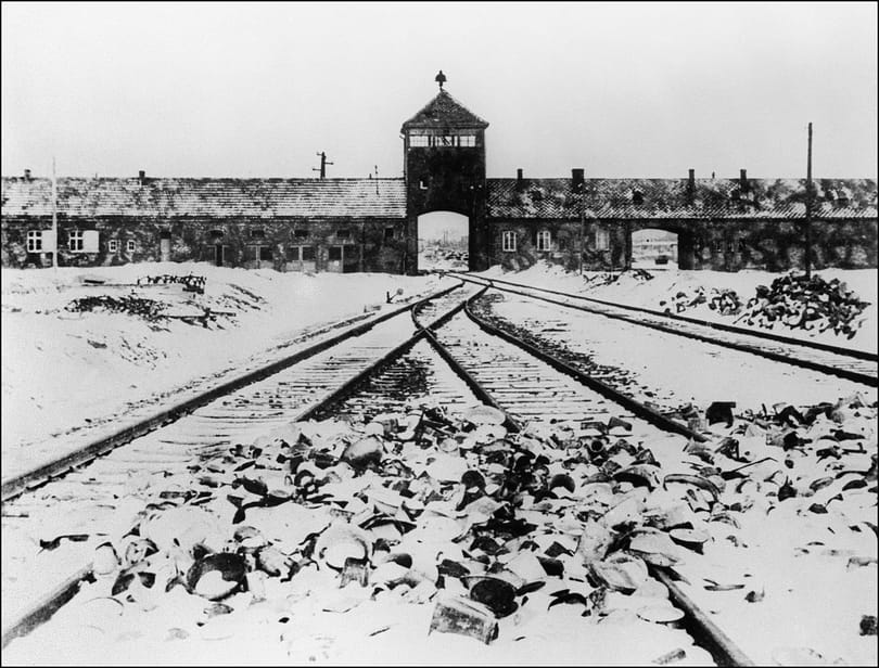 Az auschwitzi haláltábor képével dekorált szoknyát és táskát árult egy online bolt