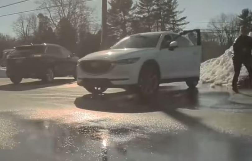 Elindult magától a Tesla, egy másik autós azt hitte, elszabadult, így megpróbálta megállítani