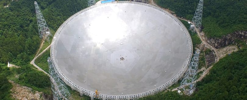 Kína beveti az 500 méter átmérőjű teleszkópját, hogy életjelet keressen a Földön kívül