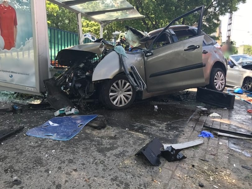 Buszmegállóba csapódott autó: már két halálos áldozata van a tömegbalesetnek
