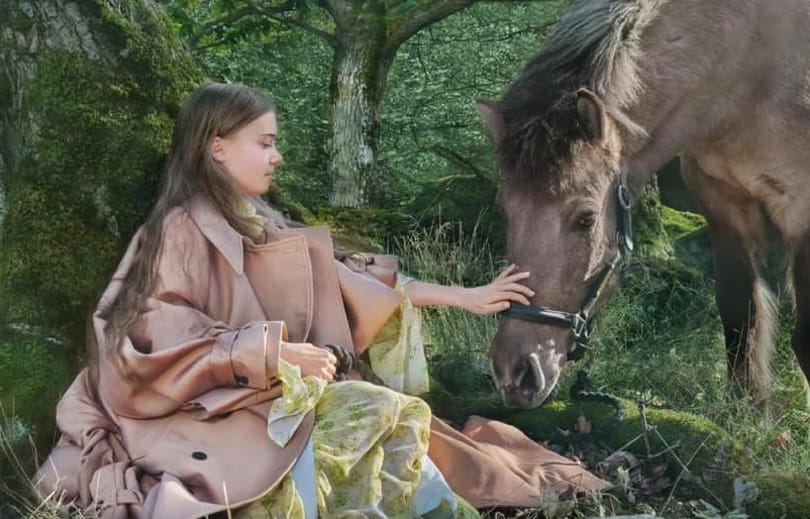 Greta Thunberg lovat simogat a Vogue címlapján