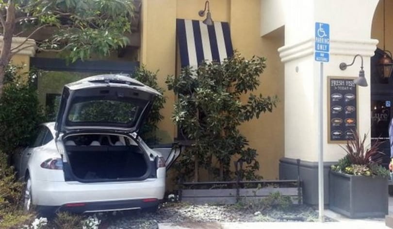 Étteremnek ütközött elektromos autójával egy 71 éves nő - fotó