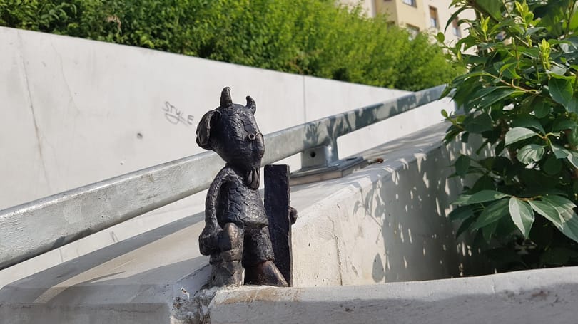 Eltűnt Mekk Elek miniszobra a Széll Kálmán térről