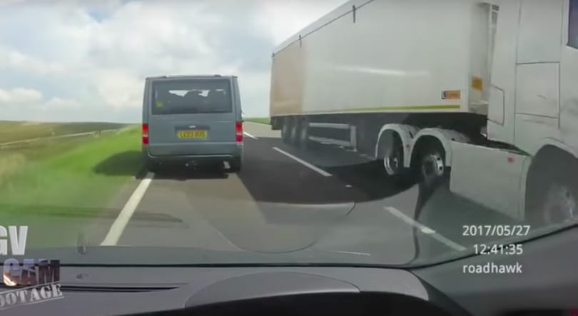Mégis mit gondolt az autós, amikor ebbe az előzésbe belekezdett? – Videó