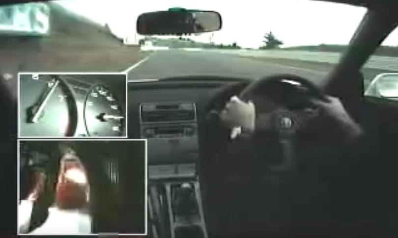 Retró videó: Senna fehér zokniban és makkos cipőben oktat egy Honda NSX-ben