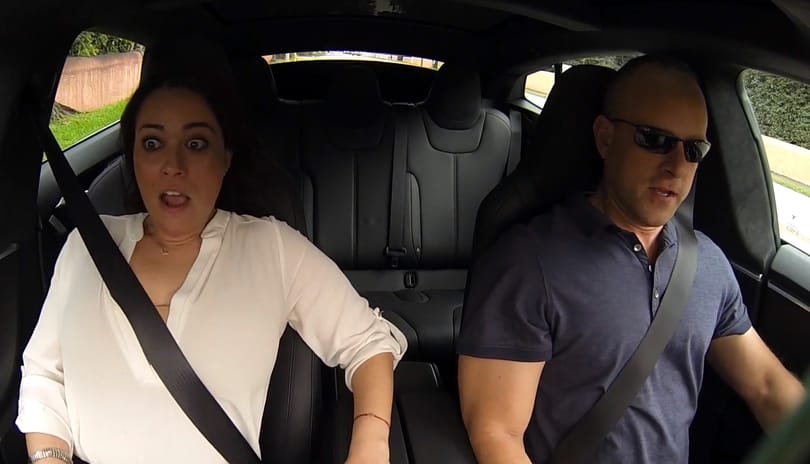Szó elakad, szem fennakad, ahogy a Tesla D gyorsul – videó