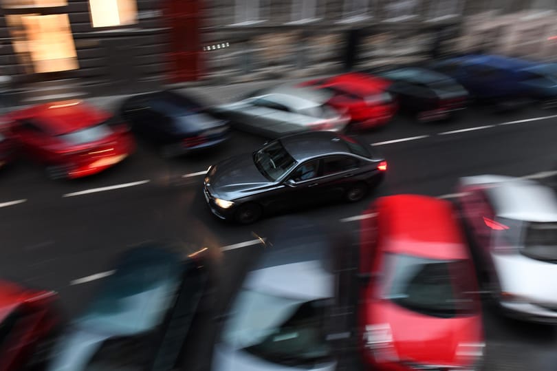 Egyre idősebb autókkal járnak a magyarok, Trabantból is fut még tízezer