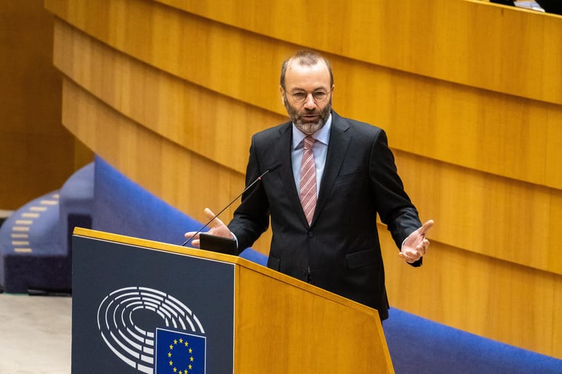 Megtiszteltetésnek veszi Manfred Weber, hogy az orbáni propaganda célpontja lett