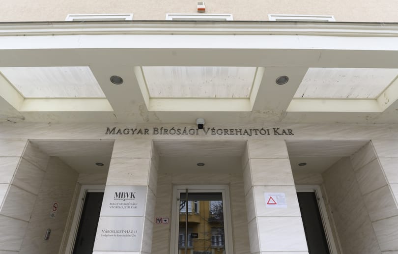 444: Két végrehajtó beismerő vallomást tett, egy „házipénztár” című Excel-fájl rögzítette a begyűjtött pénzt