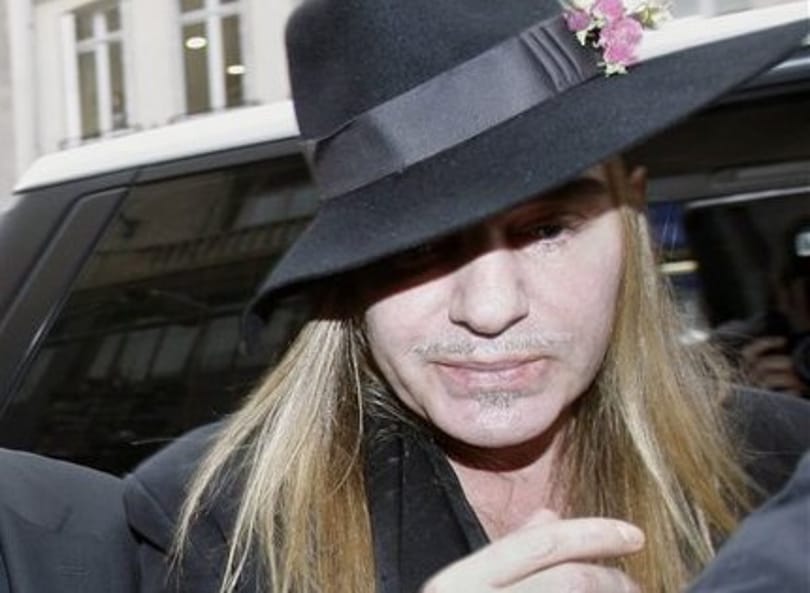 Galliano bocsánatot kért viselkedéséért, de már késő - videó