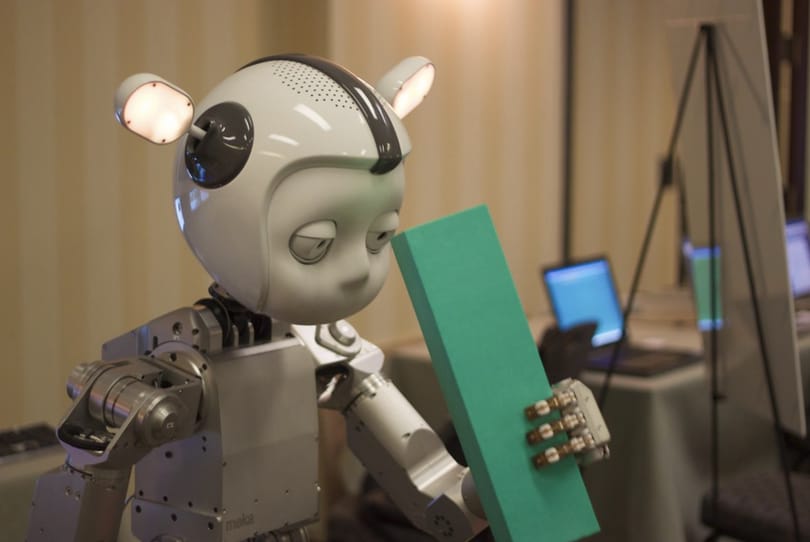 Csak megrázza a dobozt a robot, és máris megmondja, milyen tárgy lehet benne