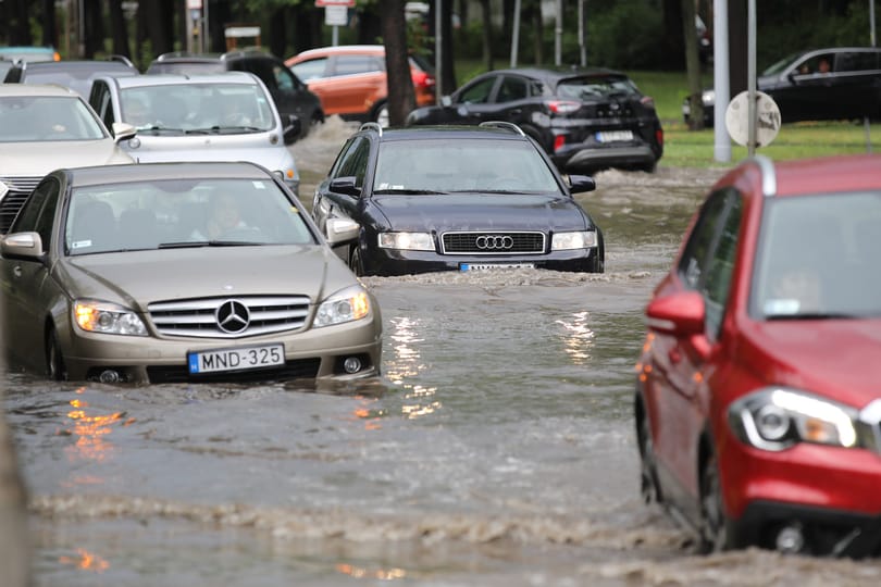 Villámárvizek sújtják az országot – percről percre a vihar hírei