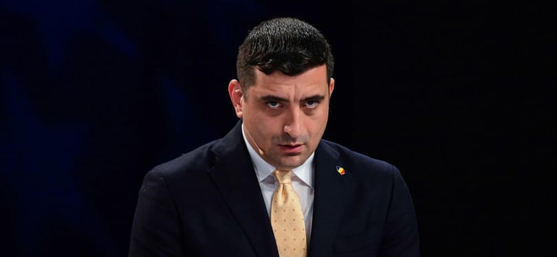 Az erőszakos és törleszkedő, akiben a fociultrák sem bíztak: ki az a George Simion, akit Orbán a magyargyűlölet mellett is támogat?