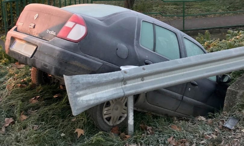 Kesztyűtartóban keresgélt a sofőr, és az árokban landolt Budakalászon