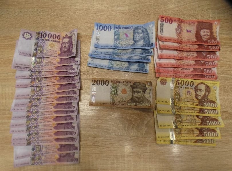 Kiraboltak egy nőt Cegléden, aki a vonaton számolta meg a fizetését