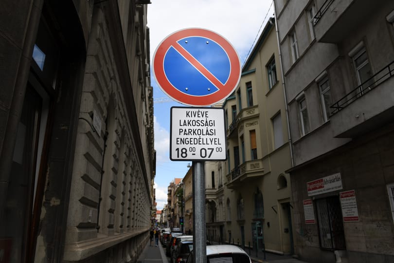 Csak tüneti kezelés a főváros autóproblémáira a belvárosi kerületek új parkolási rendszere