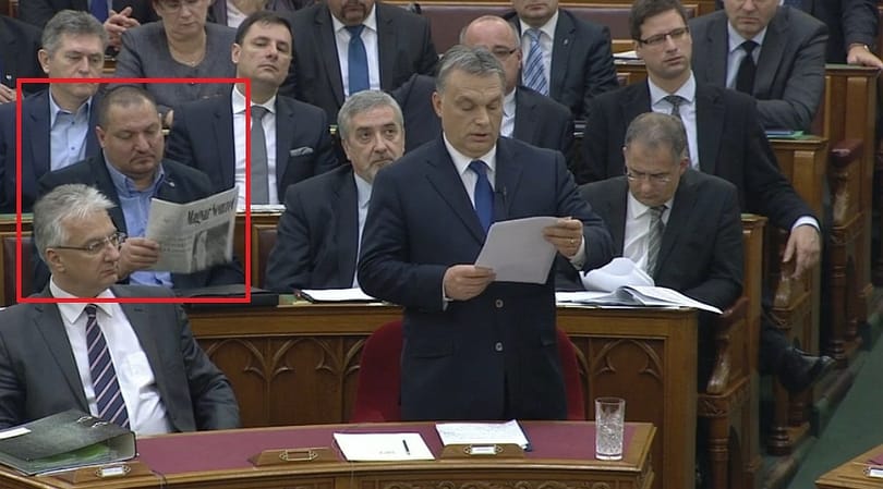 Németh Szilárd Magyar Nemzetet olvasott Orbán beszéde alatt