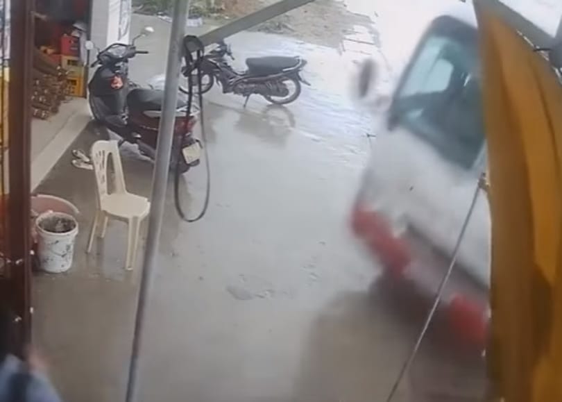 Leintették a buszt, erre az becsapódott az épületbe – videó