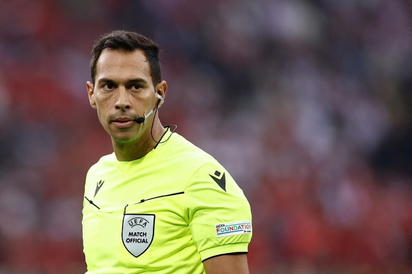 Argentin játékvezető fújja a sípot a skót–magyaron