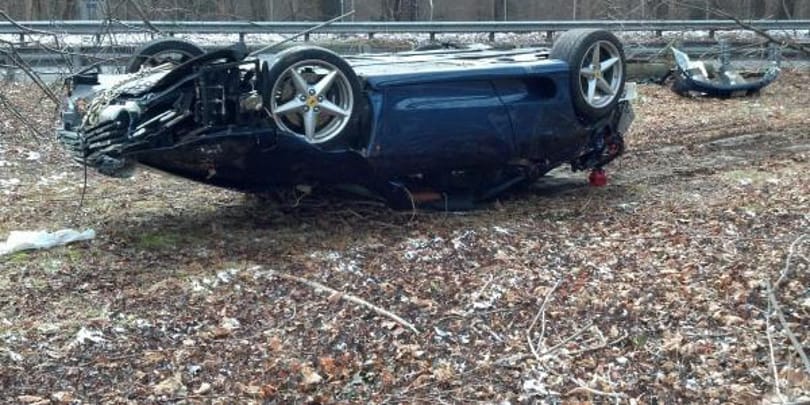 Tetejére borulva landolt egy Ferrari, megmaradt a sofőr humora - fotók