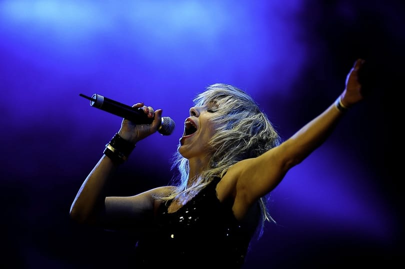 Símaszkos, pitbullos új dalt hozott ki a Péterfy Bori & Love Band – video