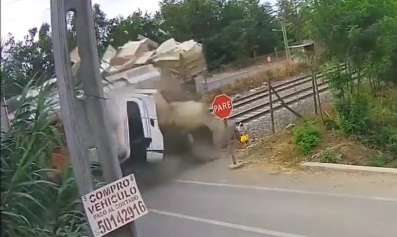 Széttépte a vonat a sínekre hajtó kamiont – videó