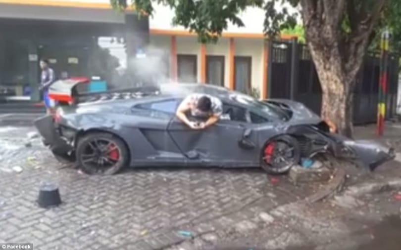 Megrázó videó: 3 embert elütött a Lamborghinijével, majd telefonálgatni kezdett