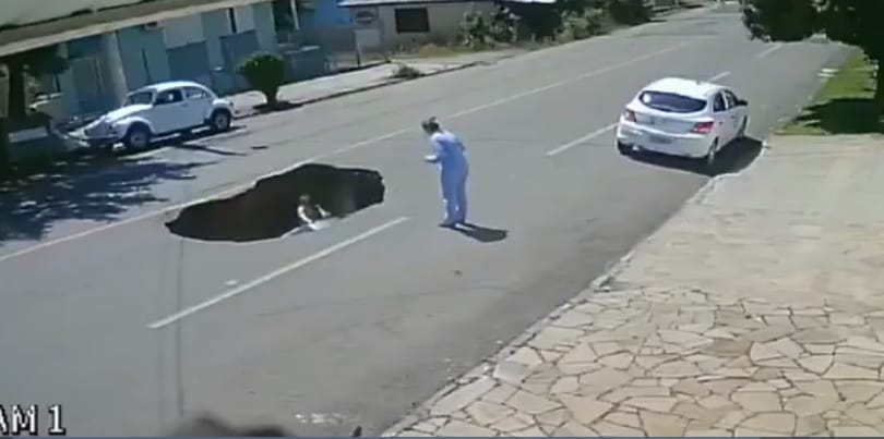 Videó: Beszakadt az út a teherautó alatt, el is nyelte a következő kocsit