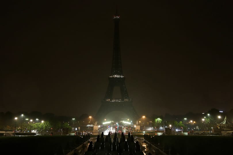 Három méter magas, golyóálló üvegfallal veszik körbe az Eiffel-tornyot