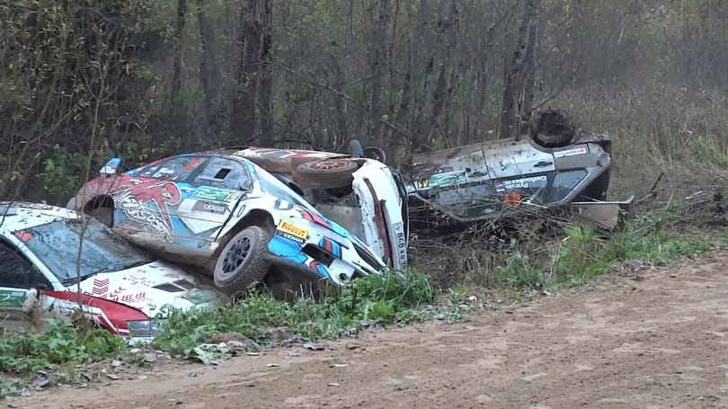 Hat autót gyűjtött össze egy alattomos kanyar egy orosz ralin – videó