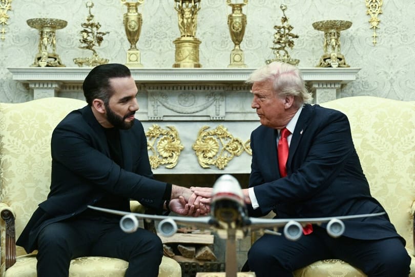 Trump összekacsintott a „legmenőbb diktátorral”, majd nevetve a biztos életveszélybe küldött egy ártatlan családapát