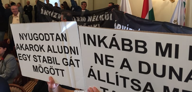 Demonstrációval kezdődik a közgyűlési vita a Rómairól – fotók