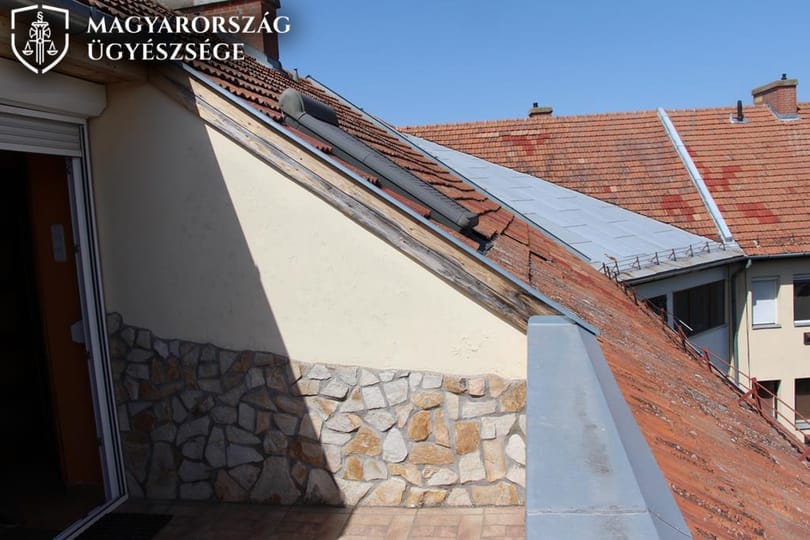 A tetőt kibontva, filmbeillő mutatvánnyal fosztotta ki a kiskunhalasi lakást a moldvai tolvaj
