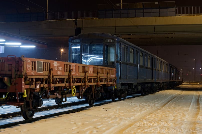 Elküldték felújításra az első metrókocsikat Budapestről – fotók
