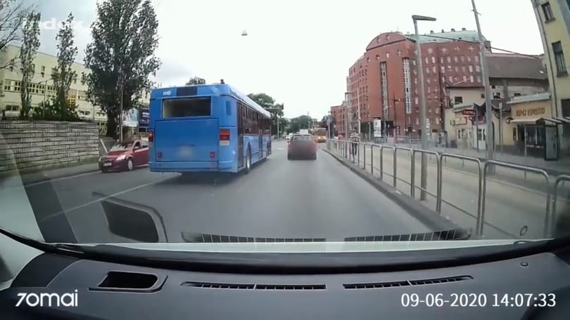 Videóra vették, ahogy egy BKV-busz fékezés nélkül áthajt a piroson a Fiumei úton
