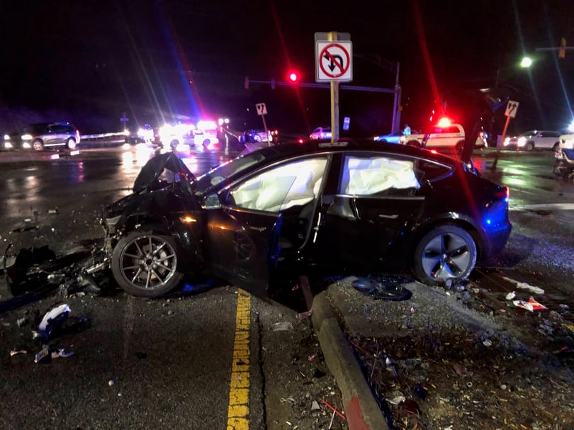 96 km/h-val csapódott álló autóba egy Tesla Model 3, a mentősök sem hittek a szemüknek