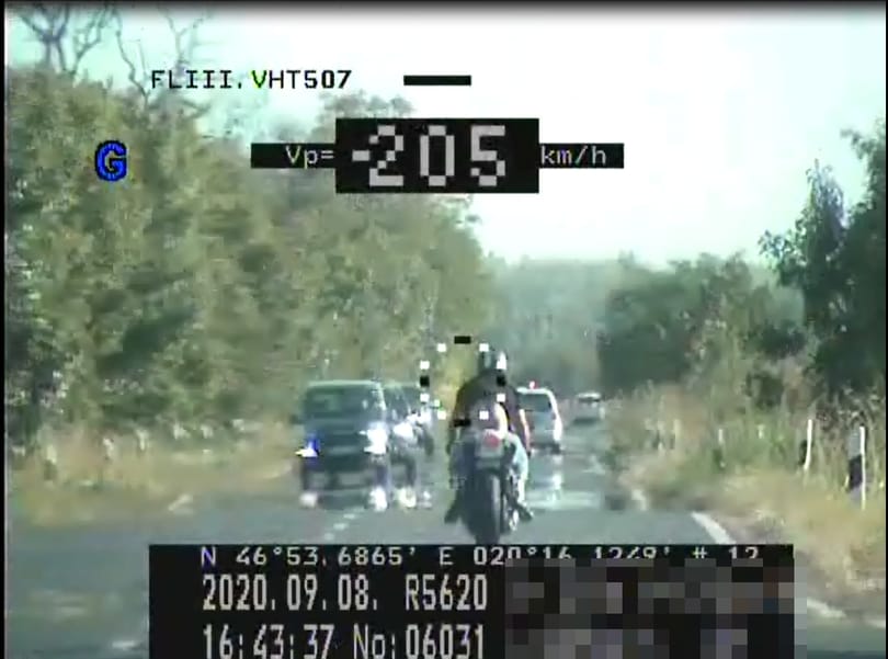 Videó: 205 km/h-nál meszeltek le egy motorost a szolnoki rendőrök