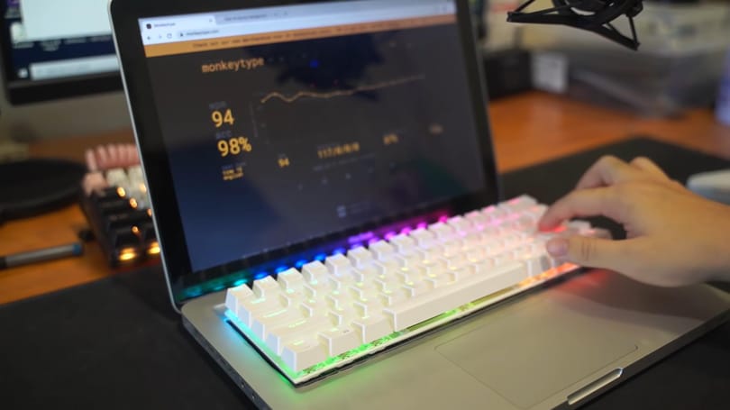 Videó: Megunta a MacBook rossz billentyűzetét a videós, sajátot épített lapoptjába