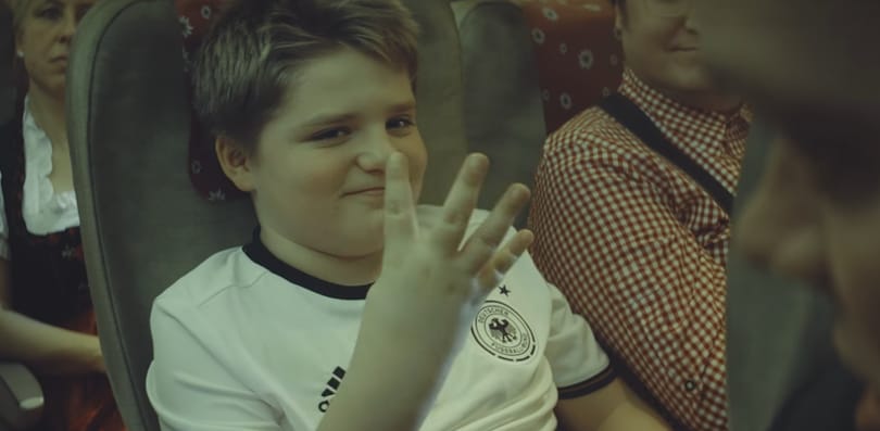 A Lufthansa az angol szurkolókkal viccelődik új reklámjában