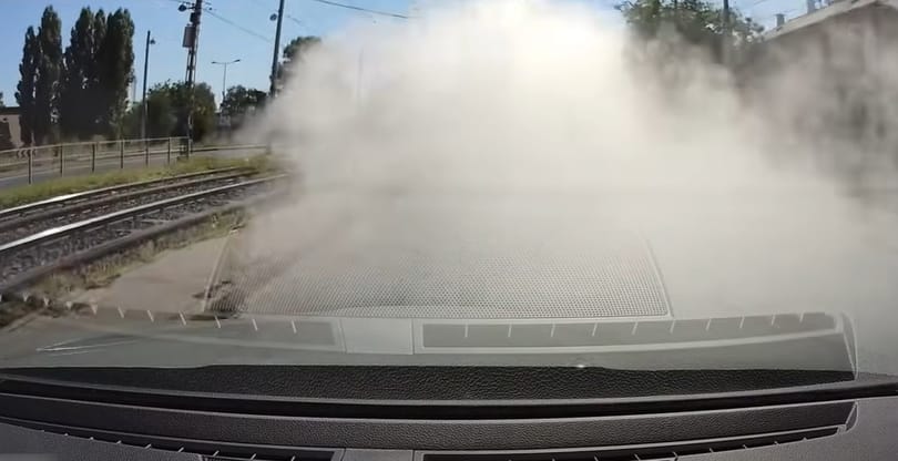 Harckocsikat megszégyenítő füsttel álcázta magát egy Renault a pesti fogalomban - videó