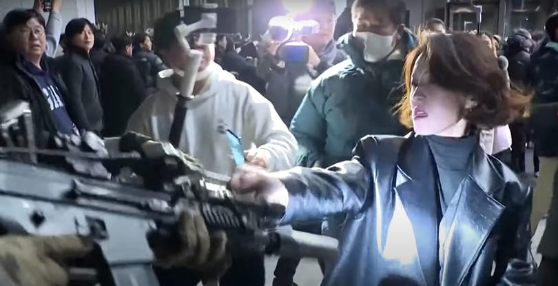 „Sokan voltak nálam bátrabbak” – mondta a dél-koreai nő, aki félrelökte egy katona fegyverét a hadiállapot elleni tiltakozáskor