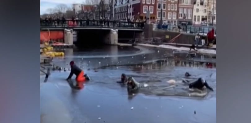 A jéghideg vízből kellett kimenteni a korcsolyázókat Amszterdamban – videó