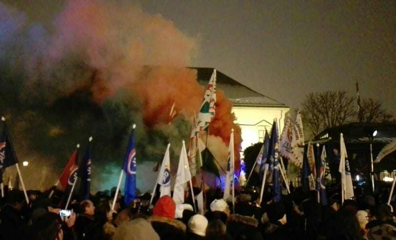 Nyomkövetőt szerelnek egy férfira, aki füstgyertyát dobott a Sándor-palotára