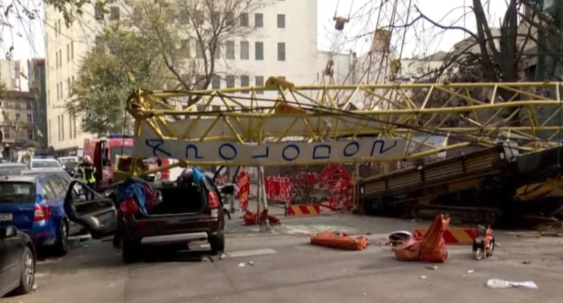 Daru zuhant egy autóra Bukarestben