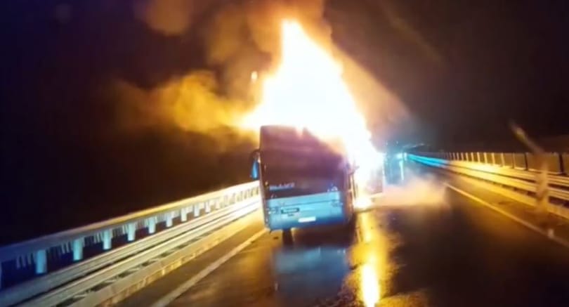 Videón a kőröshegyi völgyhídon kigyulladt turistabusz